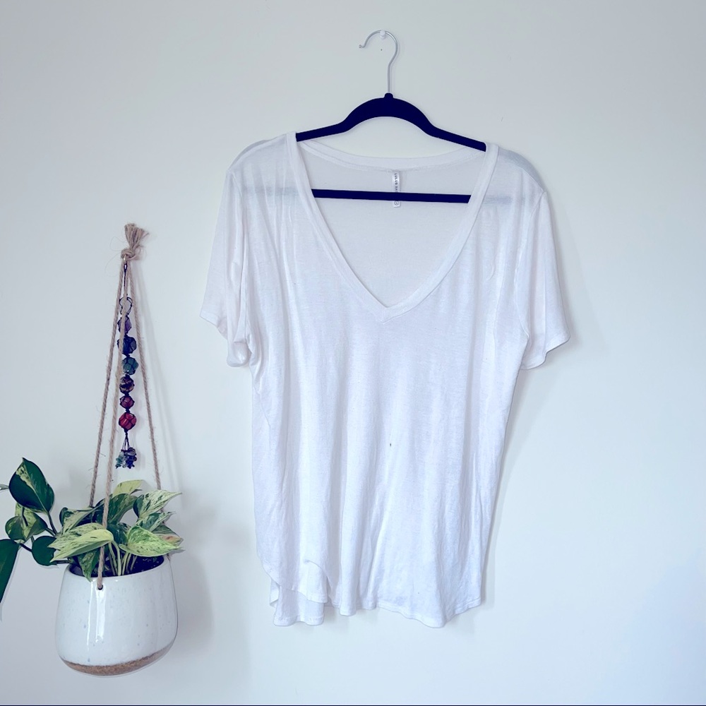 White t ⚠️SALE⚠️ 3 for 25